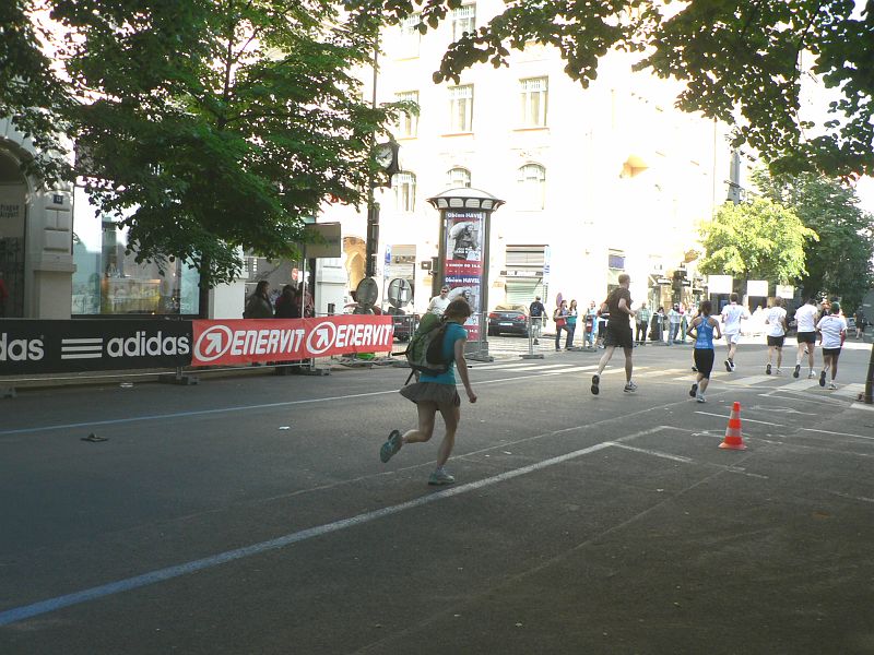 Maraton09 065.jpg - I toto je závodnice, i když vypadá, že si spíš běží na tramvaj. Minisukně a pořádna krosnička, není lepšího vybavení na 42 km běhu.